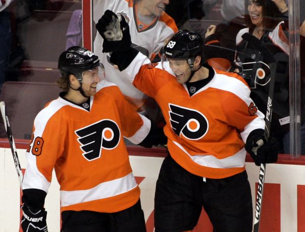 Jaromír Jágr a Claude Giroux oslavují vstřelenou branku.